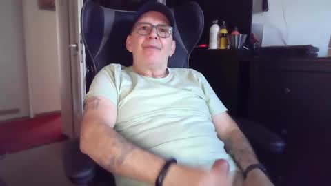 itunixx63 online show from October 21, 2025, 8:26 am