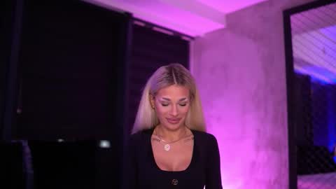 IvyRowa online show from November 9, 2025, 6:06 pm