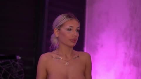 IvyRowa online show from November 16, 2025, 6:24 pm