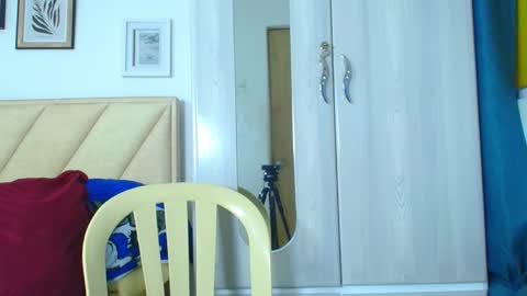 izaack online show from December 13, 2025, 9:42 pm