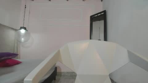 izelevans online show from April 5, 2026, 10:56 am