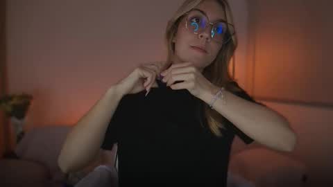 Snapshot of jacky_croft chatting on September 21, 2025, 4:14 am Linda Sofia help me get to 100 thumbs up online show from September 21, 2025, 4:14 am