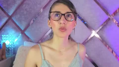 jade white  online show from February 5, 2026, 1:49 pm