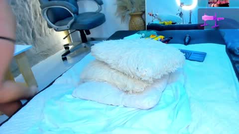 jadee__ online show from February 6, 2025, 7:45 am