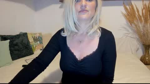 elena online show from October 1, 2025, 1:33 am