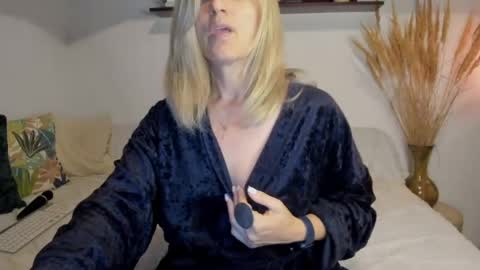 elena online show from June 4, 2026, 2:34 pm