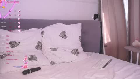 Jennifer  online show from March 10, 2025, 9:10 am