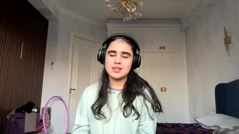 Isabella online show from November 19, 2025, 6:24 am