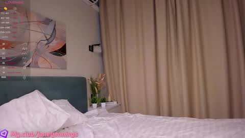 Day Alice Night Stella online show from October 22, 2025, 6:24 am