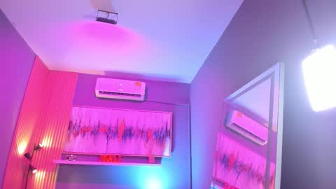 Janinne  online show from February 10, 2026, 11:03 am