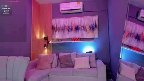 Janinne  online show from April 9, 2026, 11:04 am