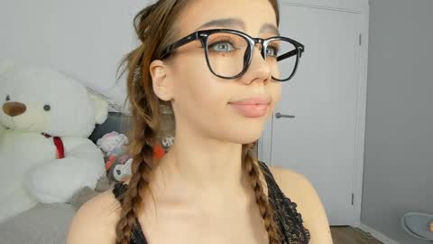 Snapshot of jenie_fire chatting on December 8, 2024, 5:33 pm Dolly online show from December 8, 2024, 5:33 pm