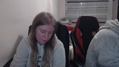 Snapshot of jenisandpeter chatting on December 14, 2025, 8:13 pm JenisAndPeter online show from December 14, 2025, 8:13 pm