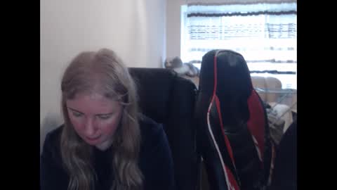 Snapshot of jenisandpeter chatting on April 1, 2026, 3:09 pm JenisAndPeter online show from April 1, 2026, 3:09 pm