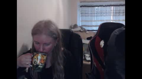 Snapshot of jenisandpeter chatting on April 4, 2026, 5:54 pm JenisAndPeter online show from April 4, 2026, 5:54 pm