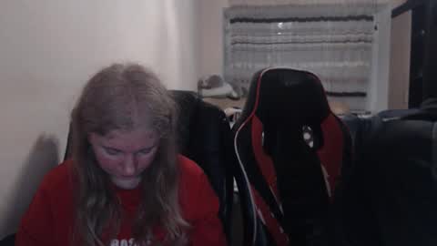 Snapshot of jenisandpeter chatting on April 7, 2026, 6:19 pm JenisAndPeter online show from April 7, 2026, 6:19 pm