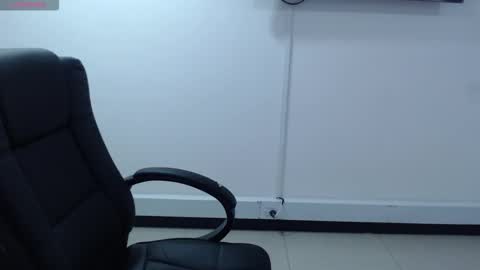 jenn online show from October 20, 2025, 6:08 pm