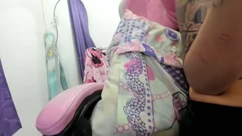 jennifer_bodyy0404 online show from May 6, 2026, 2:29 am