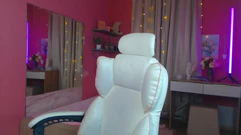 jenny_smitx online show from February 19, 2025, 12:11 pm