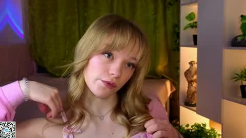 Snapshot of jewellhogan chatting on April 24, 2026, 8:22 pm Gwen online show from April 24, 2026, 8:22 pm