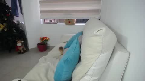 Snapshot of jezabel_purple chatting on December 22, 2025, 11:40 am Camila online show from December 22, 2025, 11:40 am