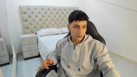 jhoanleandro online show from November 15, 2025, 4:54 am