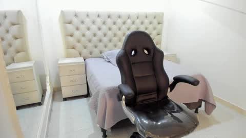 jhoanleandro online show from November 22, 2025, 4:55 am