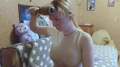 Mila online show from October 18, 2025, 10:05 am