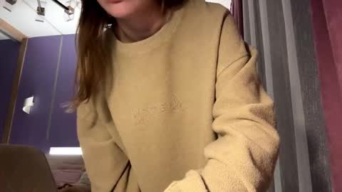 Lina online show from December 19, 2025, 2:35 pm