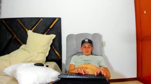 john_hot690 online show from April 6, 2026, 4:46 am