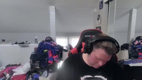 johnfernandez784 online show from May 18, 2026, 1:17 pm