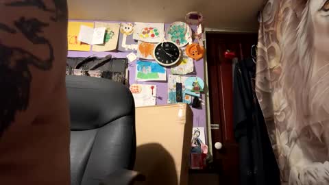 johnnyshung1 online show from April 18, 2026, 8:09 pm