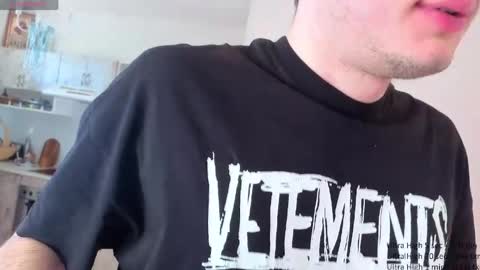 jonhy_merlin online show from April 9, 2026, 1:49 pm