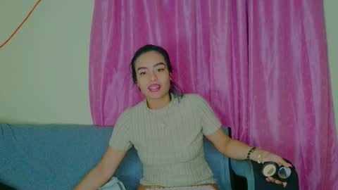 Snapshot of joyshe__vergara chatting on December 22, 2025, 5:48 am online show from December 22, 2025, 5:48 am