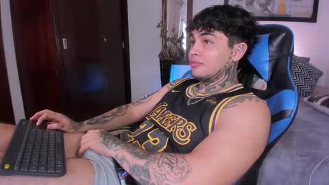 juan_alvarez18 online show from November 20, 2025, 5:12 pm