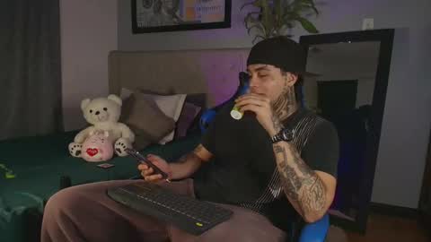 juan_alvarez18 online show from April 9, 2026, 2:11 am