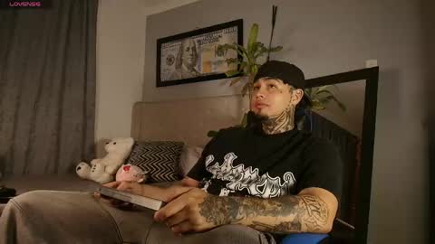 juan_alvarez18 online show from April 18, 2026, 4:16 am