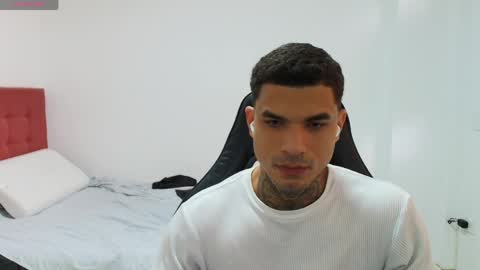 juan_gomez_1 online show from April 25, 2026, 10:29 pm