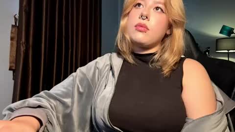 Snapshot of julenecappel chatting on March 1, 2026, 8:27 am Elvia online show from March 1, 2026, 8:27 am