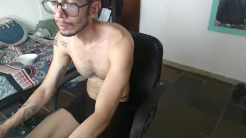 Snapshot of julfigo chatting on May 10, 2026, 2:55 pm Julfigo online show from May 10, 2026, 2:55 pm