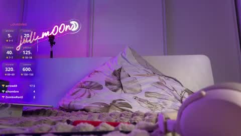 juli_m00n online show from July 9, 2026, 6:23 pm