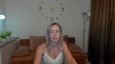 julia__cherry_ online show from February 1, 2025, 1:51 pm