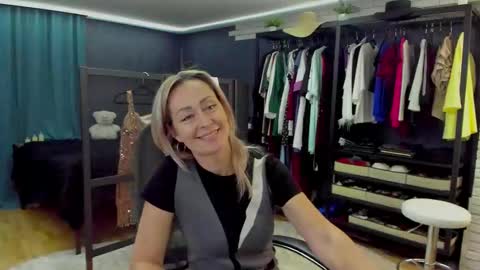 julia__cherry_ online show from February 8, 2026, 4:21 pm