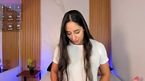 J U L IA   M A R T I N E Z online show from April 13, 2026, 11:37 am