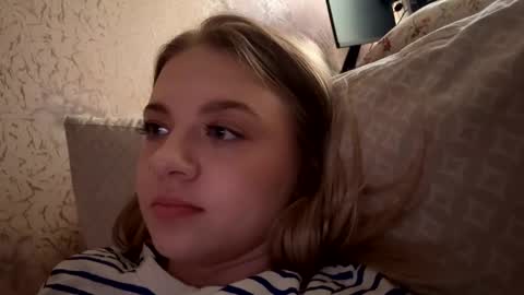 juliacrazy_ online show from March 5, 2025, 1:50 pm