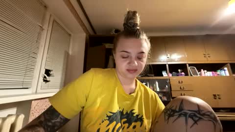juliacrazy_ online show from October 4, 2025, 3:43 pm