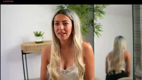 Julia online show from April 17, 2026, 6:22 pm