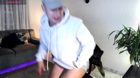 Julian online show from March 7, 2026, 3:03 am