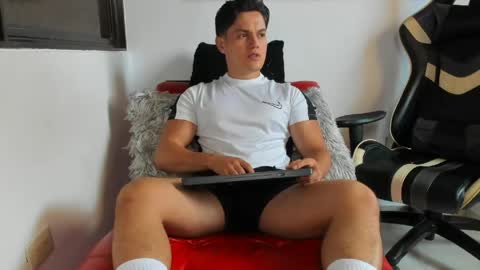 Snapshot of julian_wallace chatting on April 24, 2026, 6:43 pm julian_wallace online show from April 24, 2026, 6:43 pm