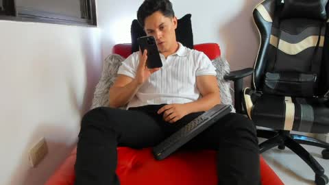 Snapshot of julian_wallace chatting on April 27, 2026, 6:28 pm julian_wallace online show from April 27, 2026, 6:28 pm